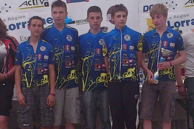 de gauche à droite: Julien Eva, Mathieu Castiglione, Anthony Bernd, Paul Prim, Pierrick Stablo podium Cadets 800px